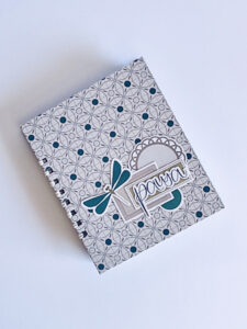 ortada de álbum de fotos handmade decorado con papeles de scrapbooking Mi Calma.