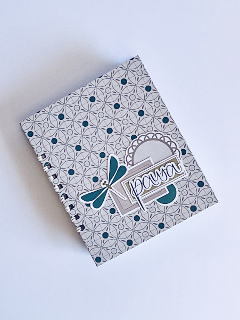 ortada de álbum de fotos handmade decorado con papeles de scrapbooking Mi Calma.