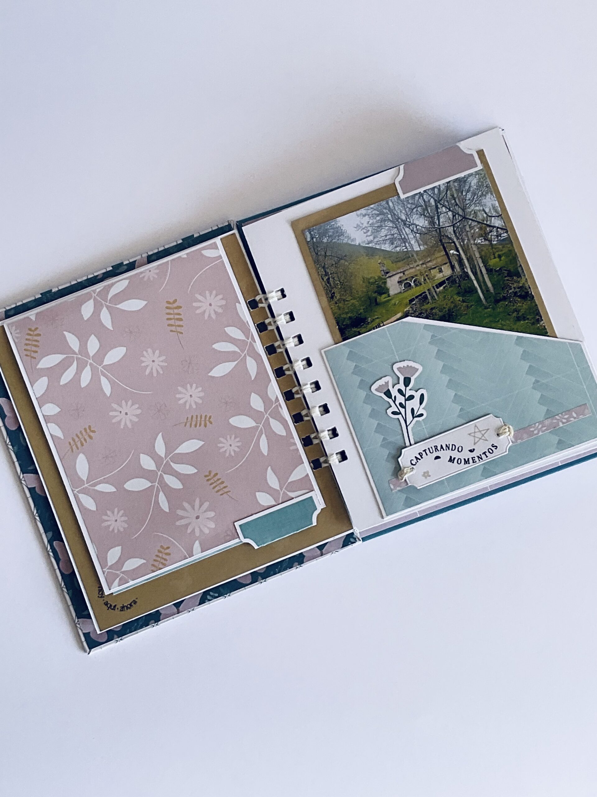 Proyecto de scrapbooking para documentar una ruta por la montaña.