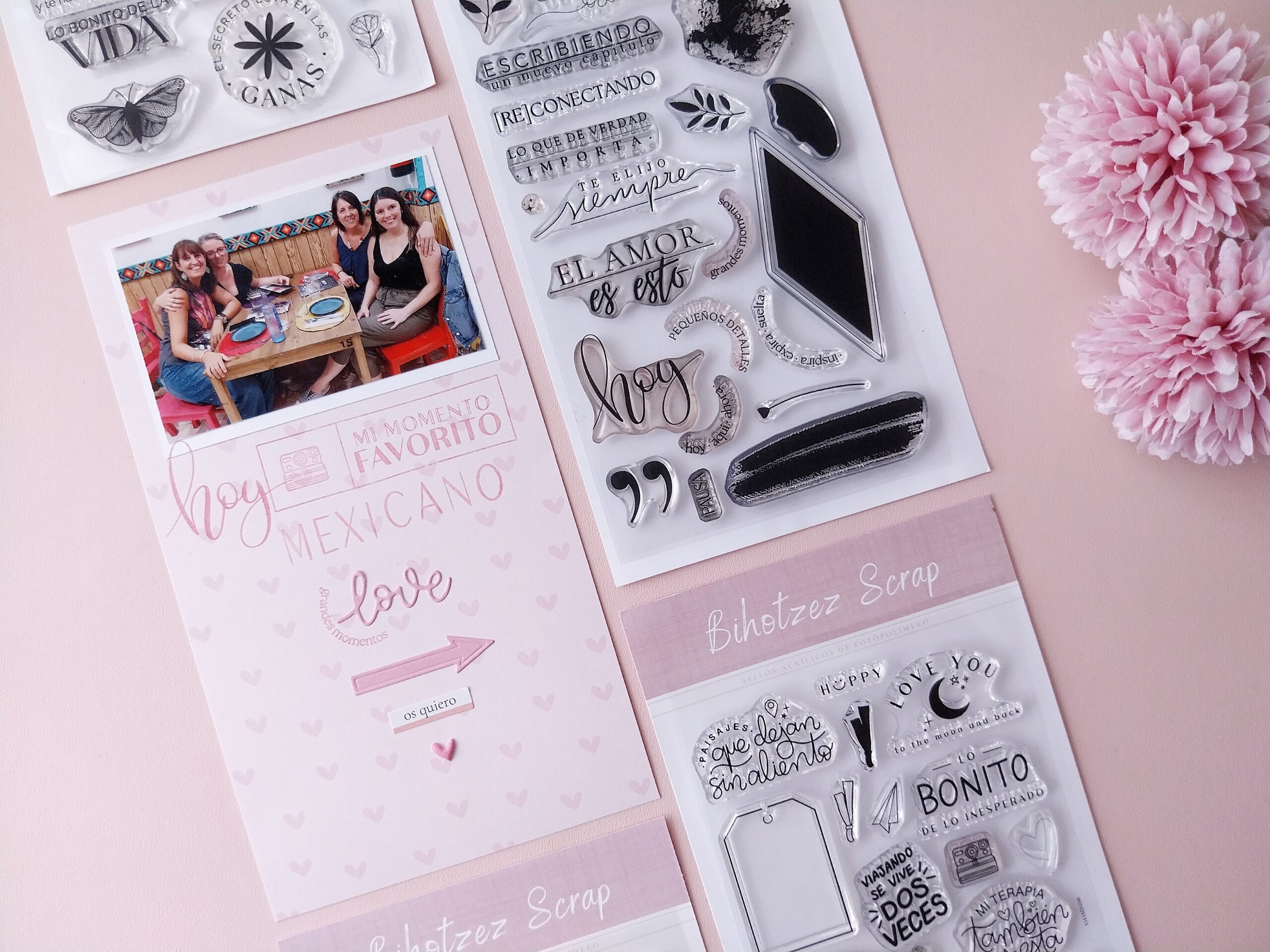 Detalle de una página de scrapbooking decorada con sellos para documentar recuerdos y momentos especiales.