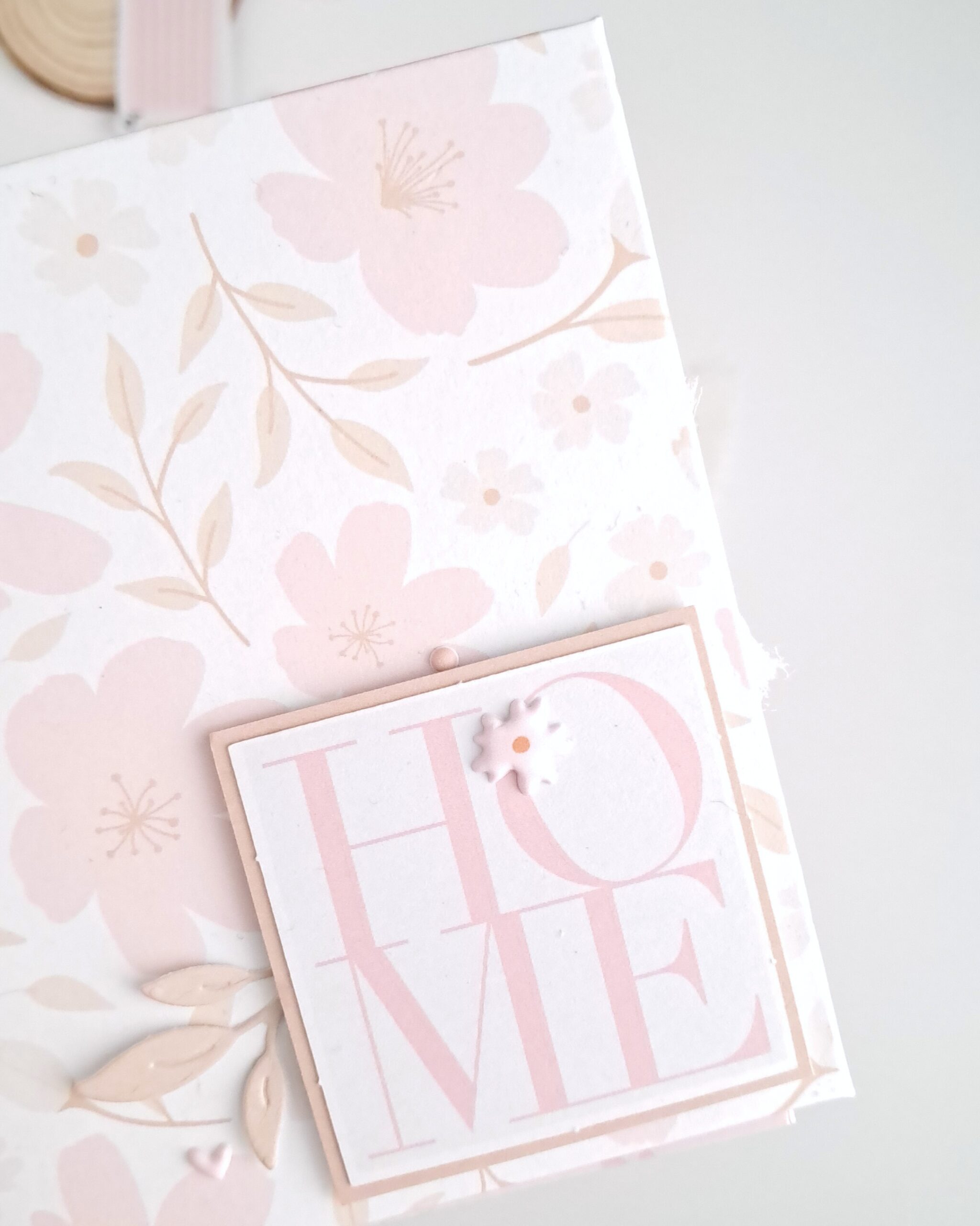 Portada de mini álbum de scrapbooking decorada con papeles de la colección Maitia