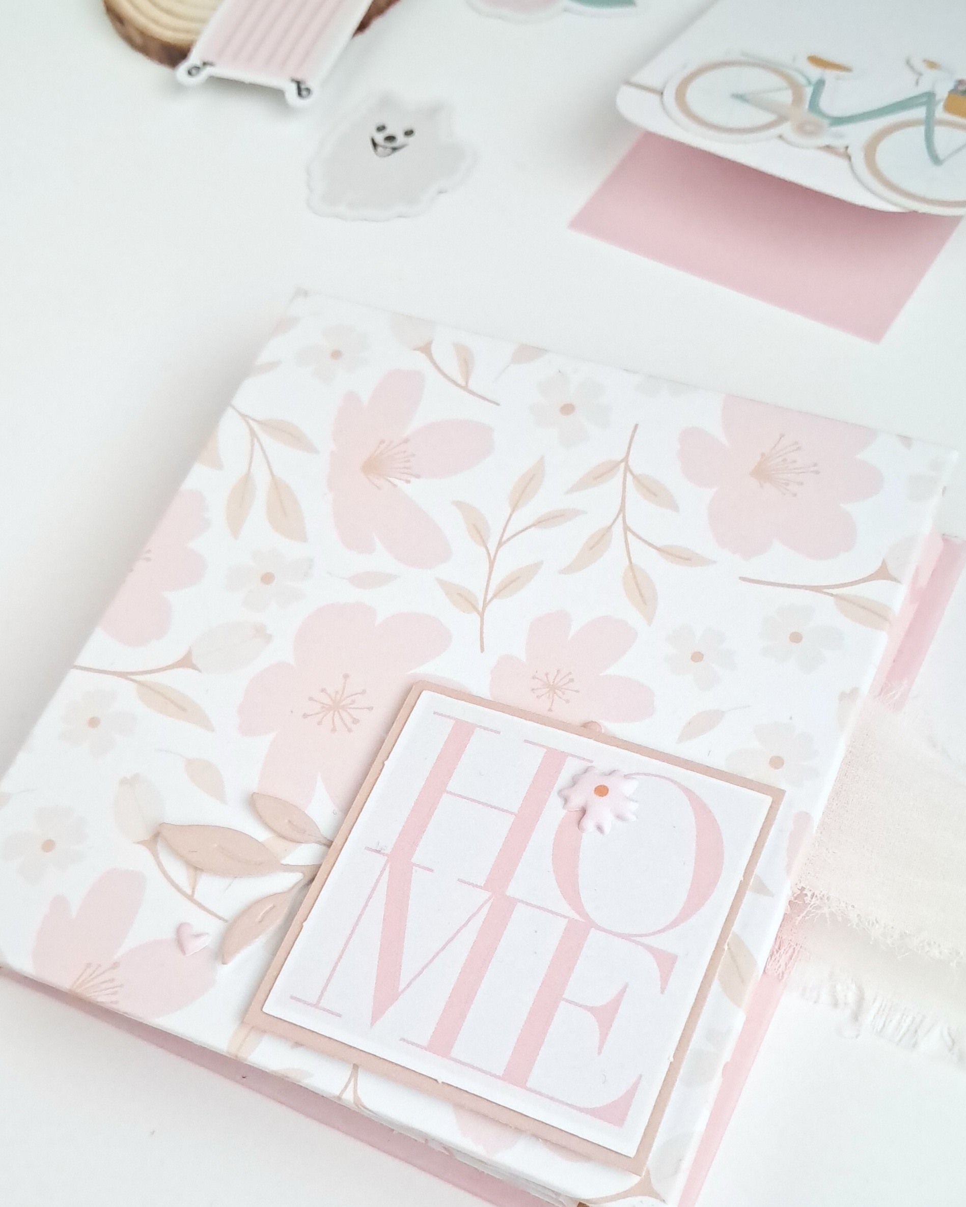 Portada de mini álbum de scrapbooking decorada con papeles de la colección Maitia