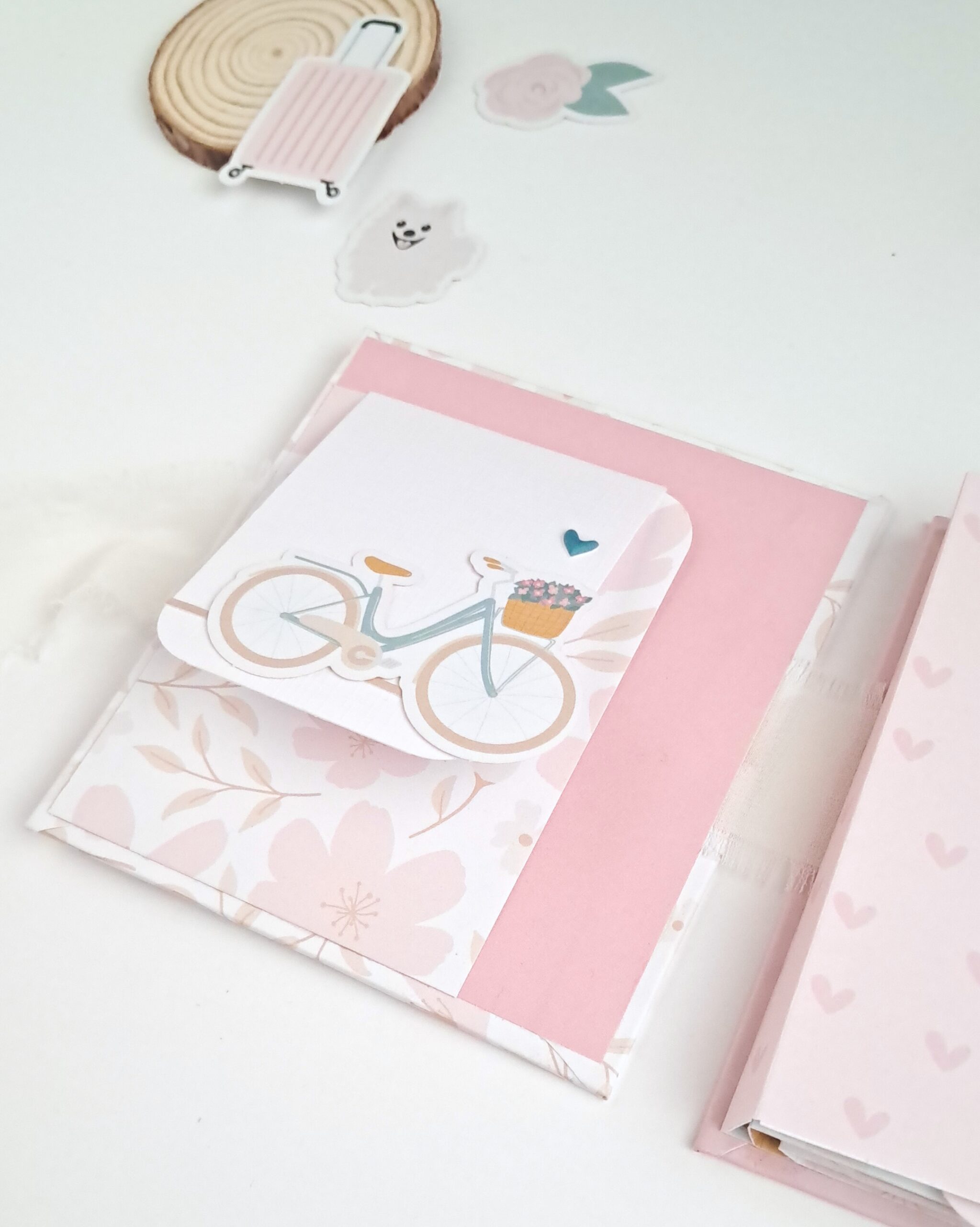 Interior de mini álbum de scrapbooking con bolsillos para fotografías y recuerdos