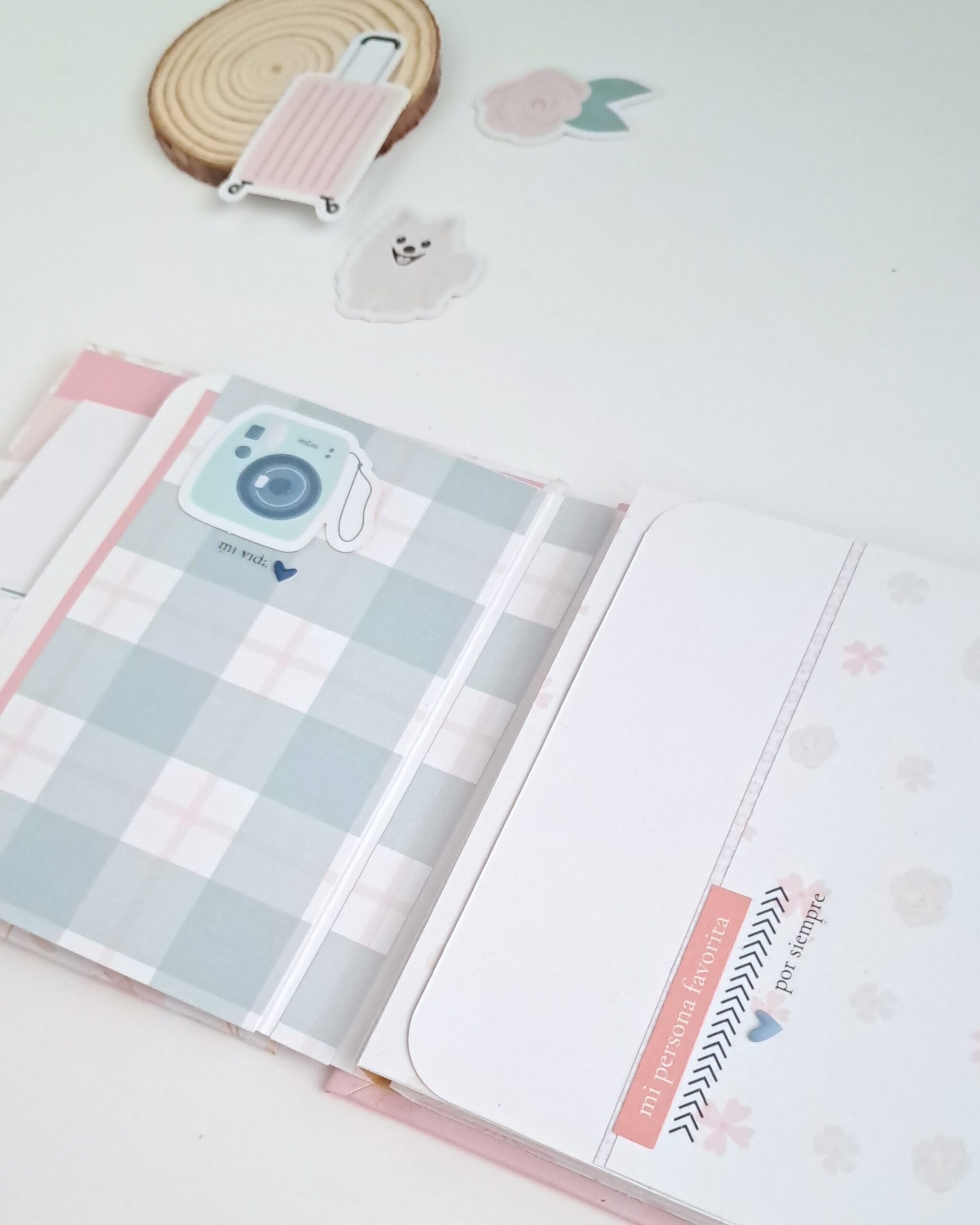 Páginas interiores de mini álbum de scrapbooking paso a paso