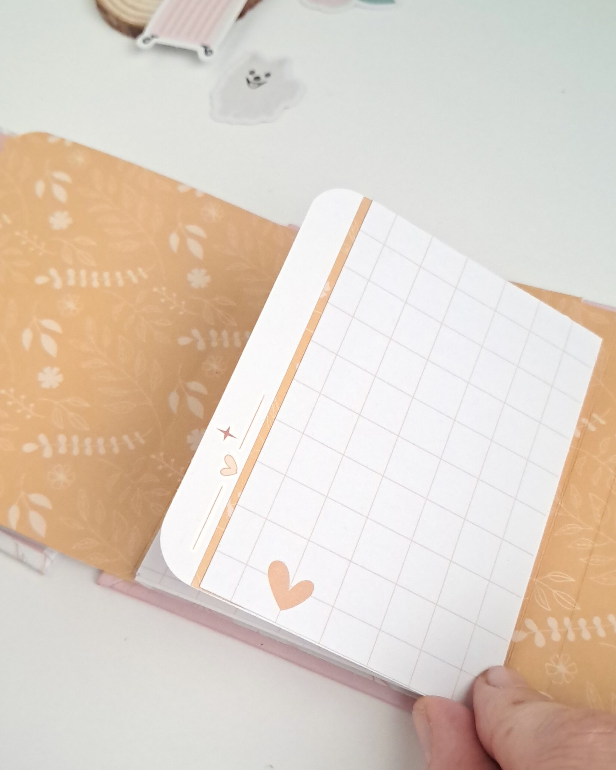 Páginas interiores de mini álbum de scrapbooking paso a paso