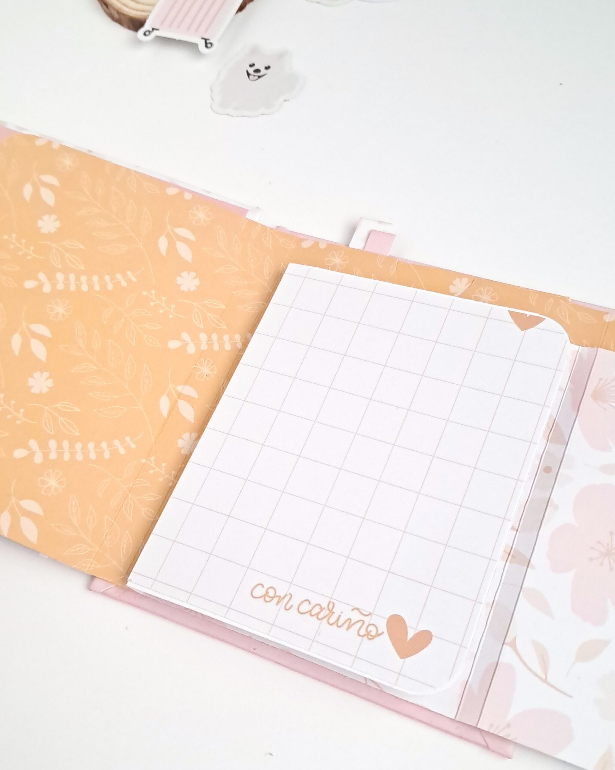 Interior de mini álbum de scrapbooking con bolsillos para fotografías y recuerdos