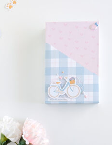 Mini álbum de scrapbooking decorado con la colección Maitia de Bihotzez Scrap.