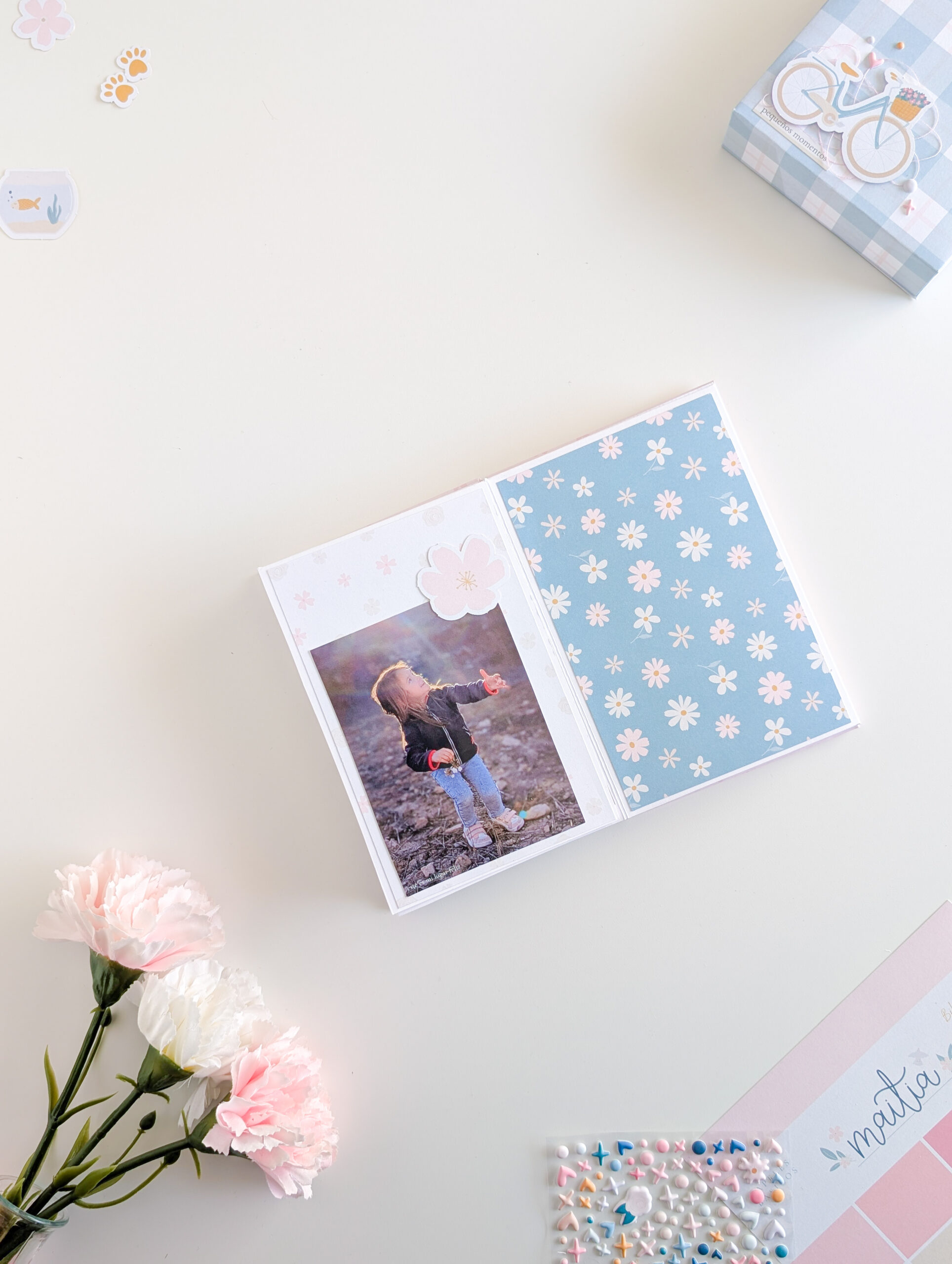 Página interior de mini álbum de scrapbooking para fotografías y recuerdos.