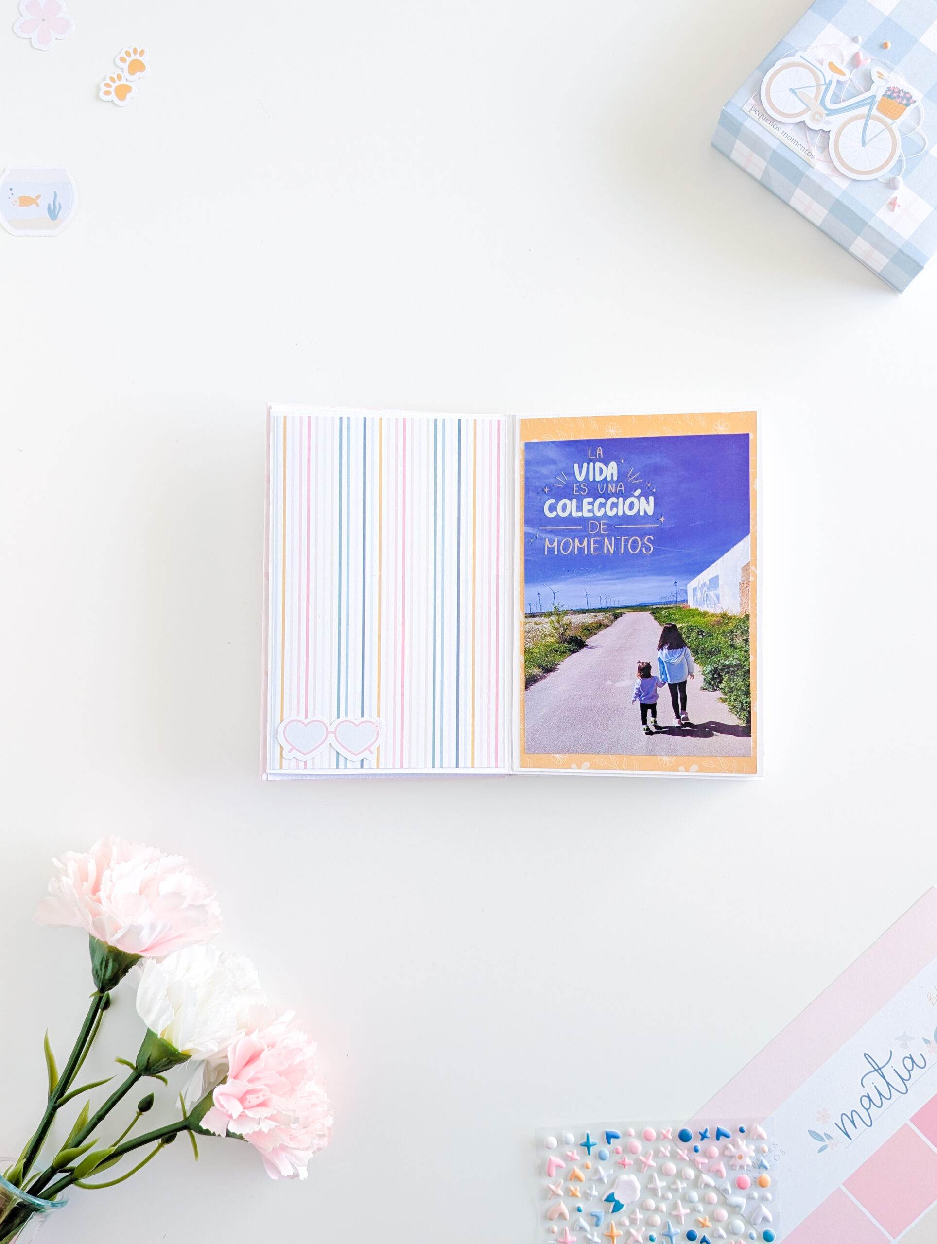 Interior de mini álbum de scrapbooking con estructura acordeón y papeles de la colección Maitia.