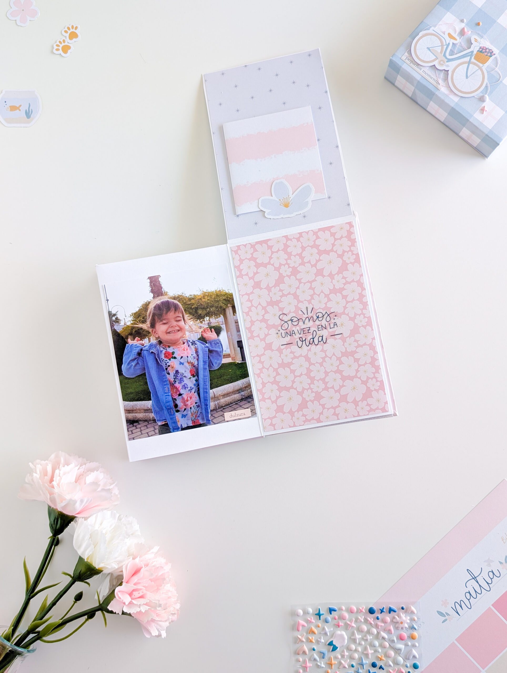 Página interior de mini álbum de scrapbooking para fotografías y recuerdos.