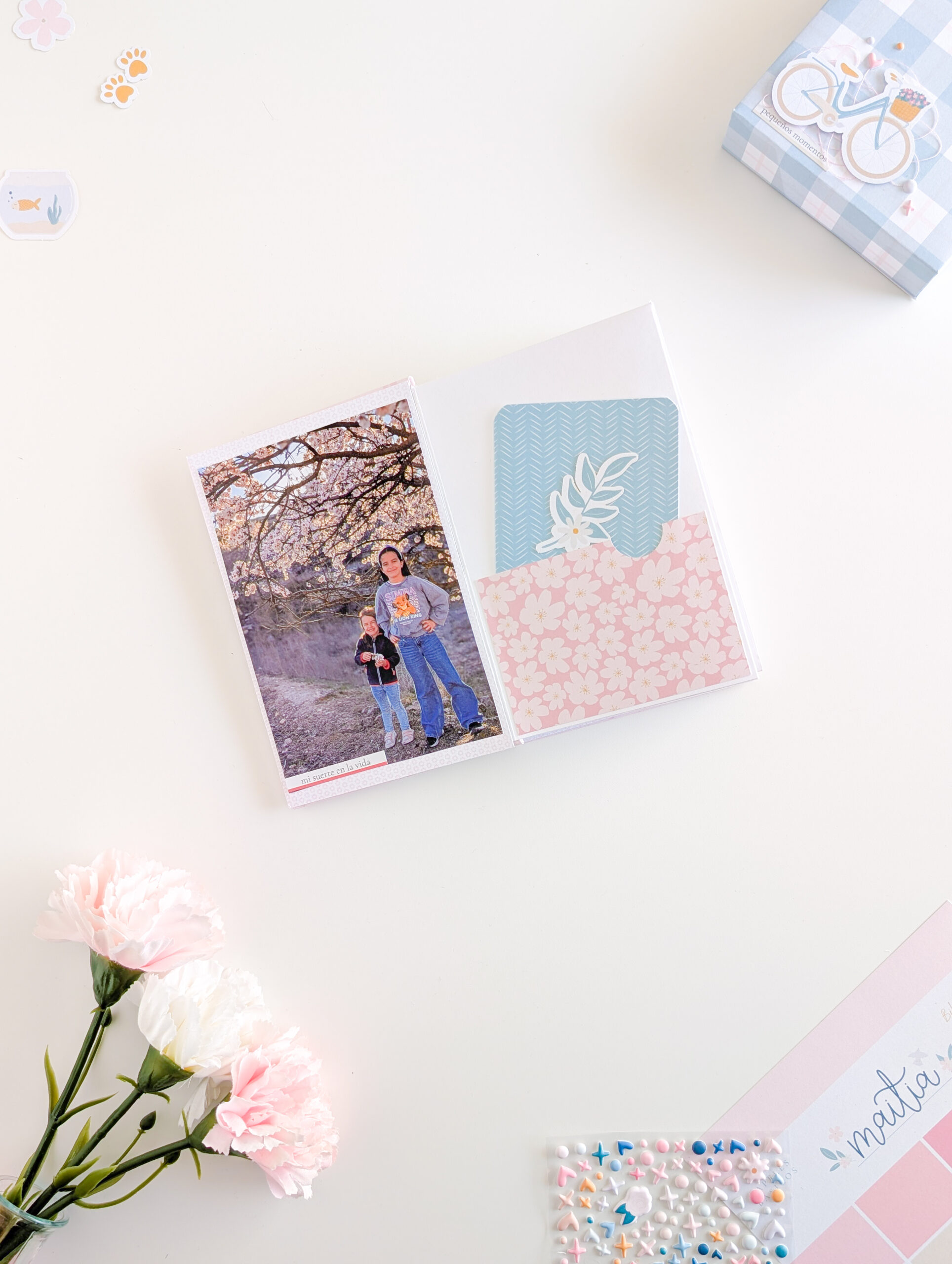 Interior de mini álbum de scrapbooking con estructura acordeón y papeles de la colección Maitia.