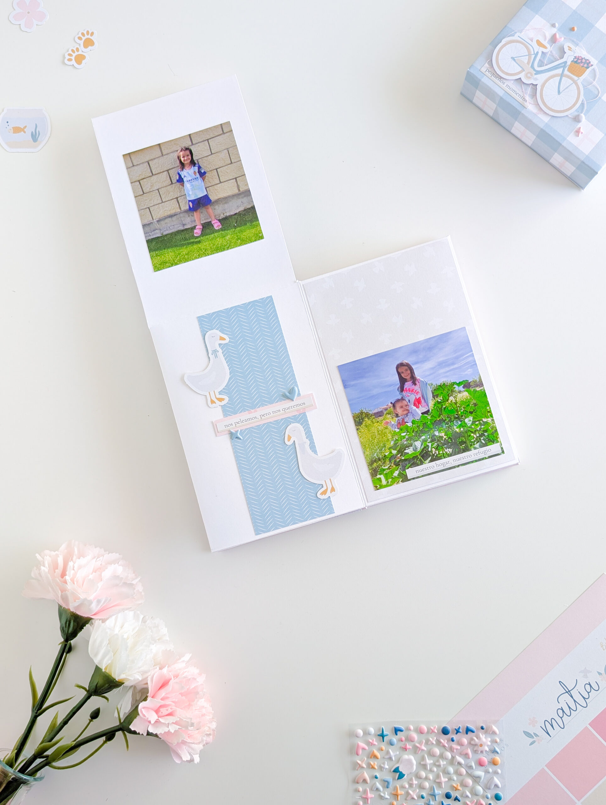 Detalle decorativo de mini álbum de scrapbooking con die cuts, puffies y rub-ons.