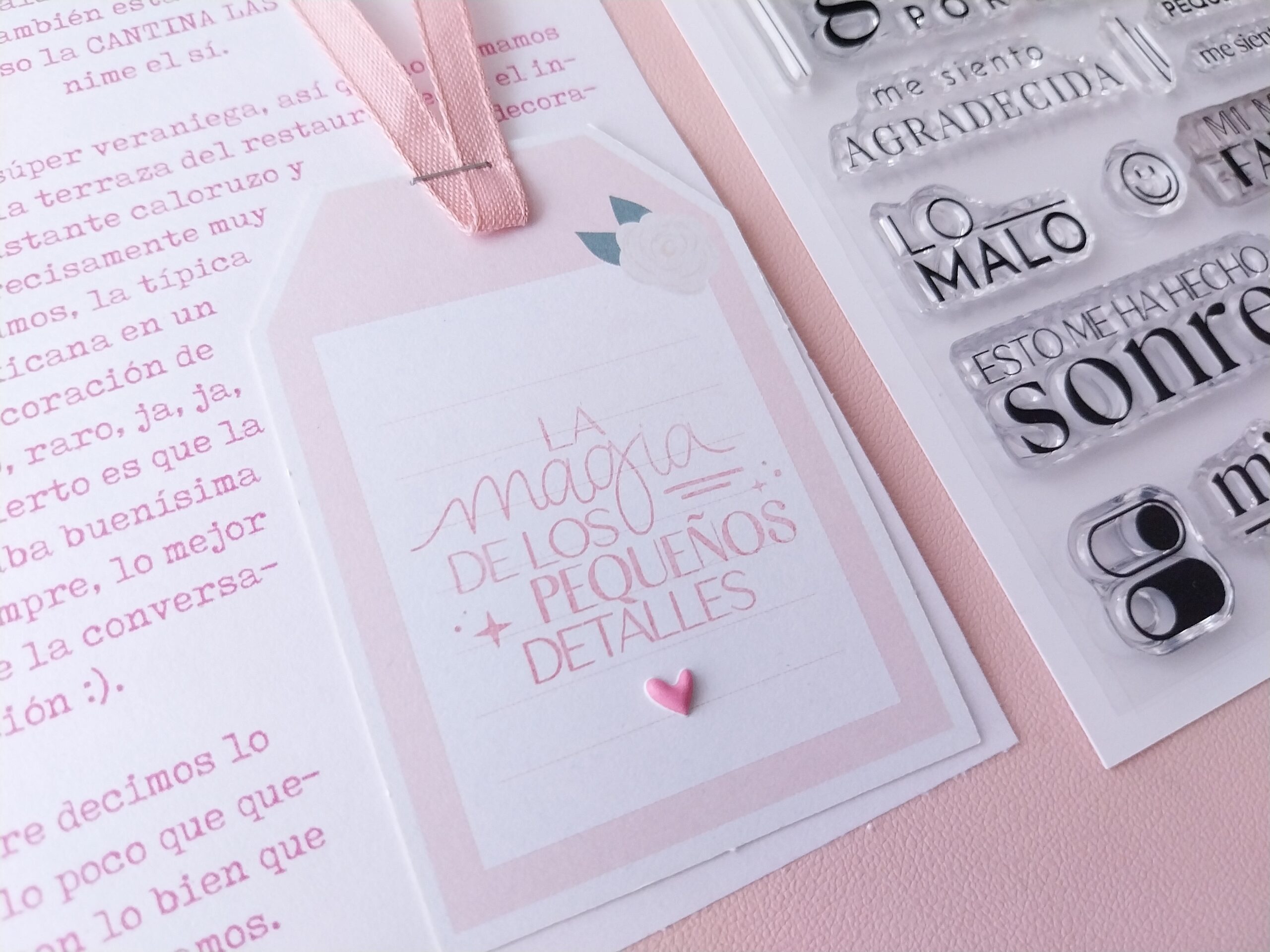 Detalle decorativo con sellos de scrapbooking, puffy stickers y elementos de documentación creativa.