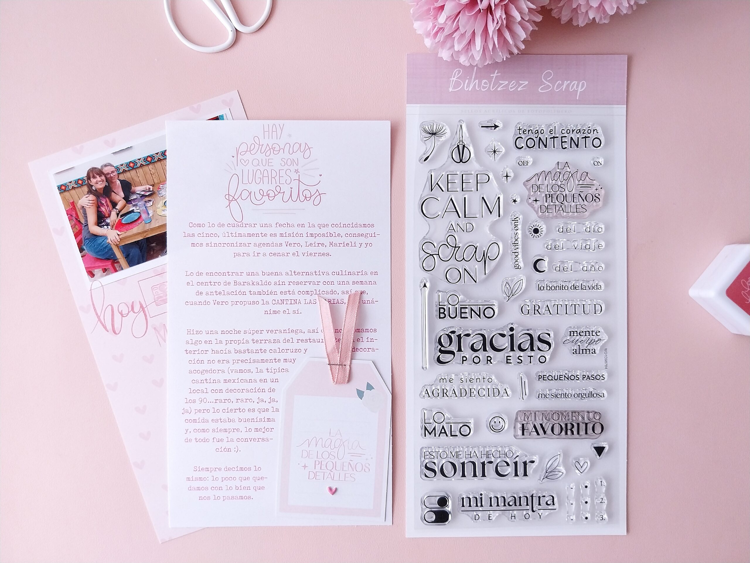 Composición de scrapbooking utilizando sellos, rub-ons y adornos de la colección Maitia