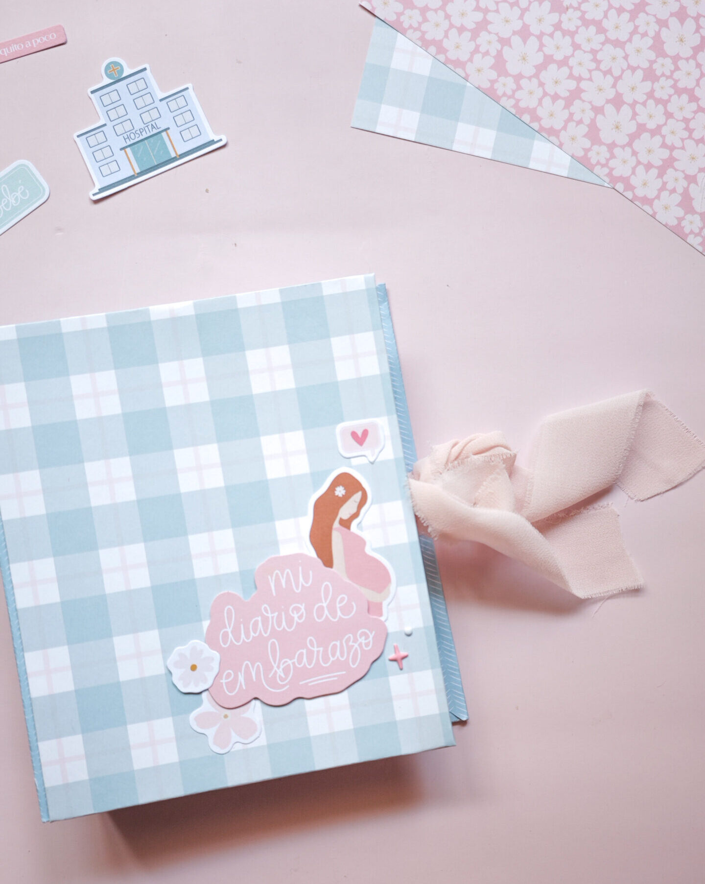 Diario de embarazo scrapbook realizado con la colección Antes de Verte.