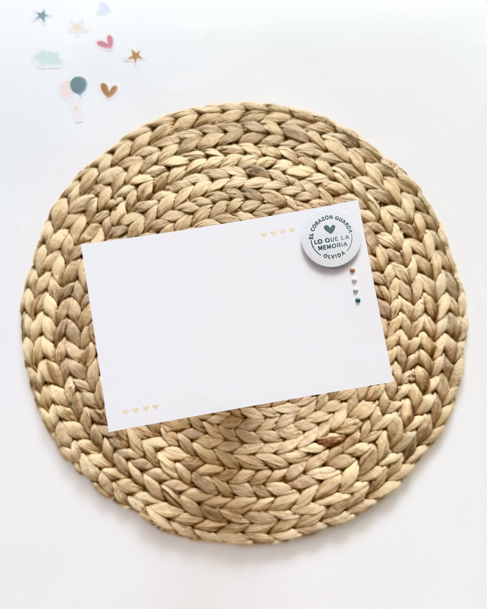 Organización de fotografías y fundas para crear una página de Project Life paso a paso.