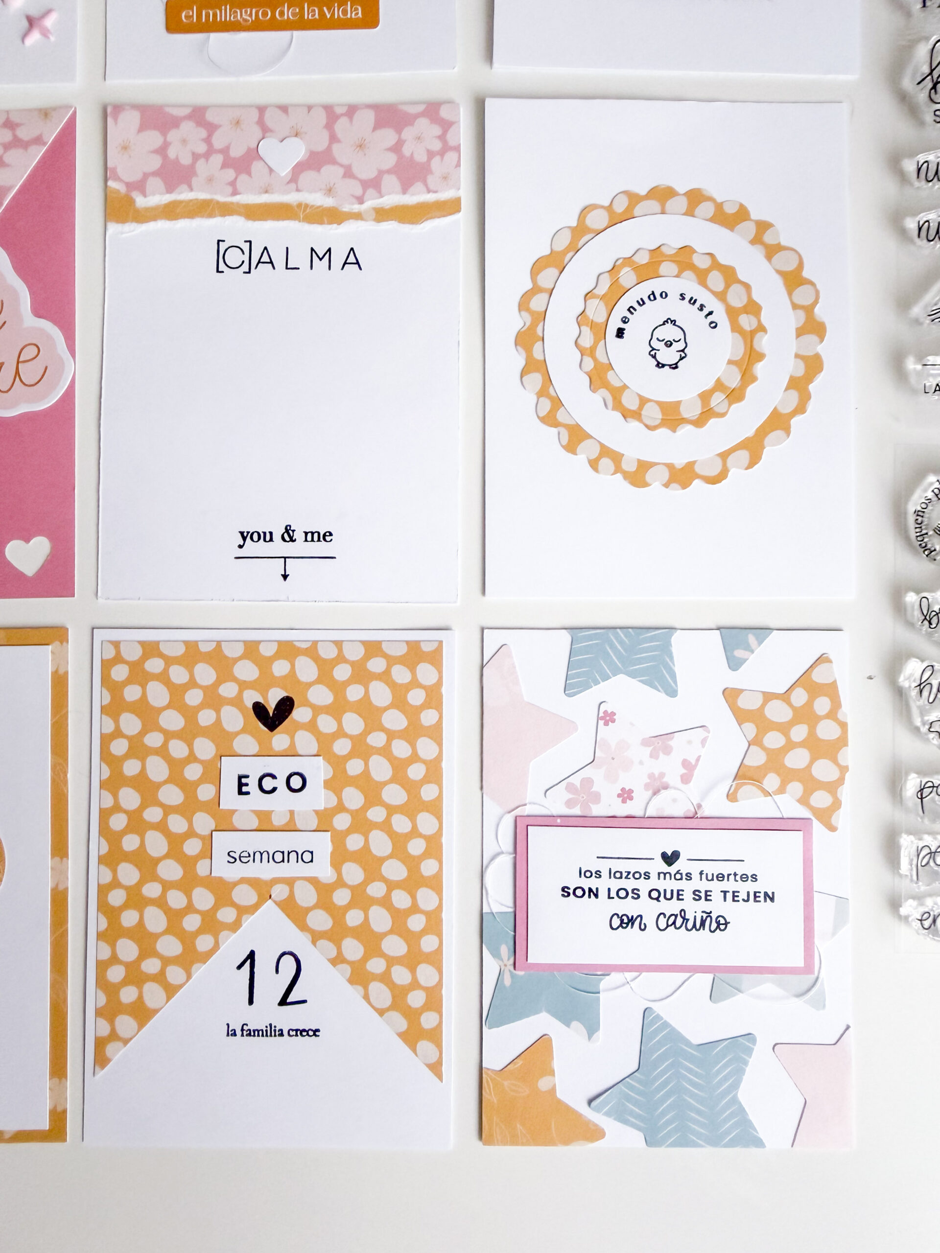     Detalle de un diario de embarazo decorado con tarjetas Project Life, sellos y die cuts de la colección Antes de Verte.