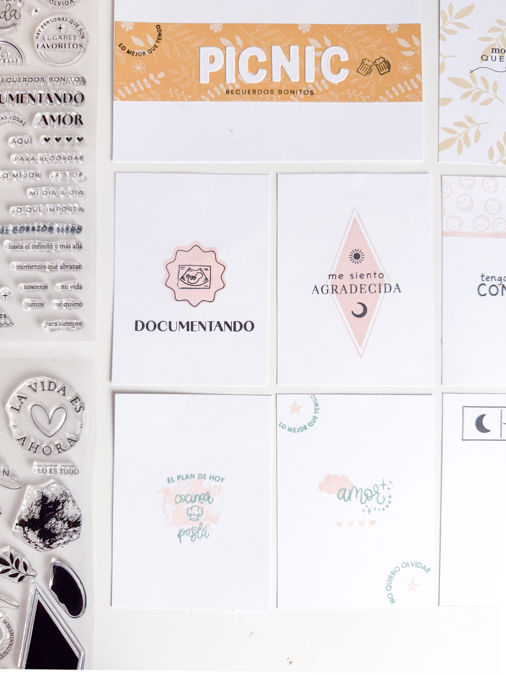     Composición de tarjetas tipo Project Life en un diario de embarazo con fotografías y pequeños recuerdos.