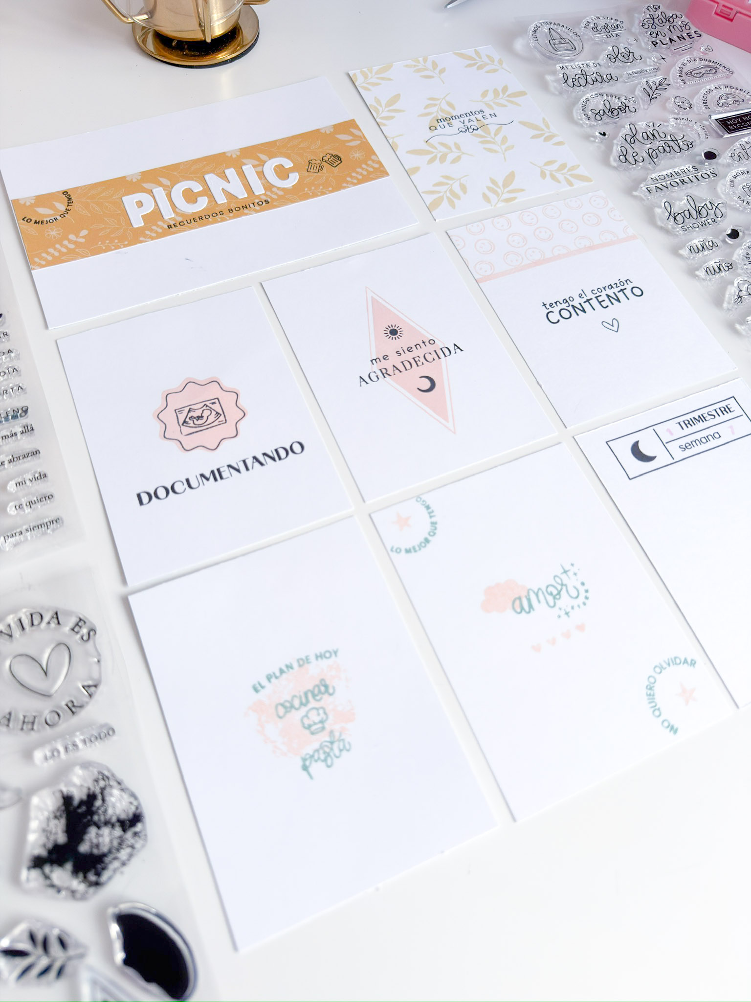     Páginas interiores de un diario de embarazo con tarjetas tipo Project Life, fotografías y papeles decorados.