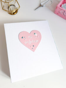 Diario de embarazo realizado con la colección Antes de Verte de Bihotzez Scrap, decorado con papeles, sellos, die cuts y pegatinas puffy.