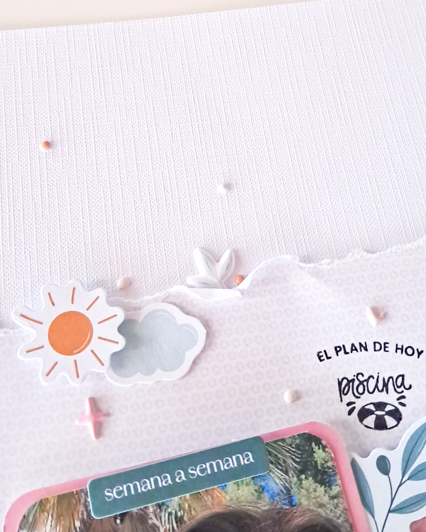 Título “Mi verano” troquelado sobre un layout de scrapbooking con la colección Maitia.