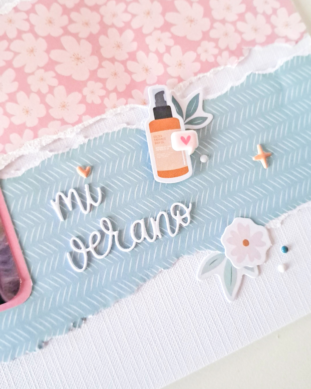 Título “Mi verano” troquelado sobre un layout de scrapbooking con la colección Maitia.