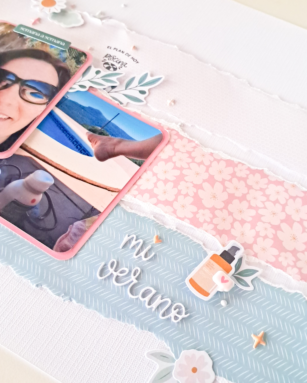 Decoración con sellos, die cuts y puffies en un layout de scrapbooking de verano.