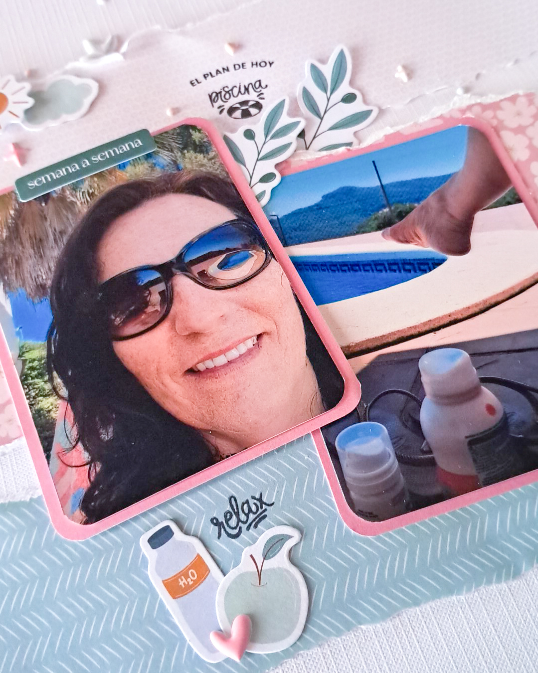 Detalle de un layout de scrapbooking con papeles rasgados y fotografías enmarcadas.
