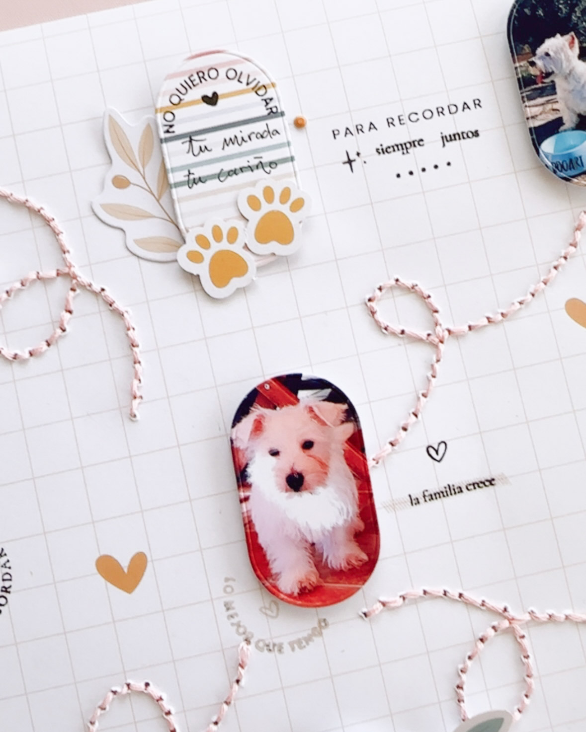 Detalle de las decoraciones de un layout de scrapbooking con sellos acrílicos, troquel Mi Diario y papeles de la colección Maitia.