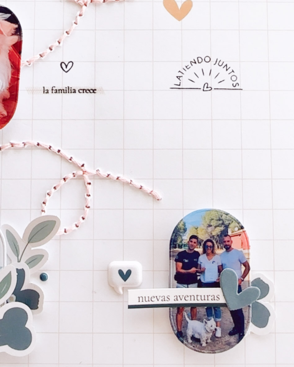 Composición de scrapbooking con fotografías de un perro unidas mediante hilo de algodón rosa y decoradas con sellos y papeles estampados.
