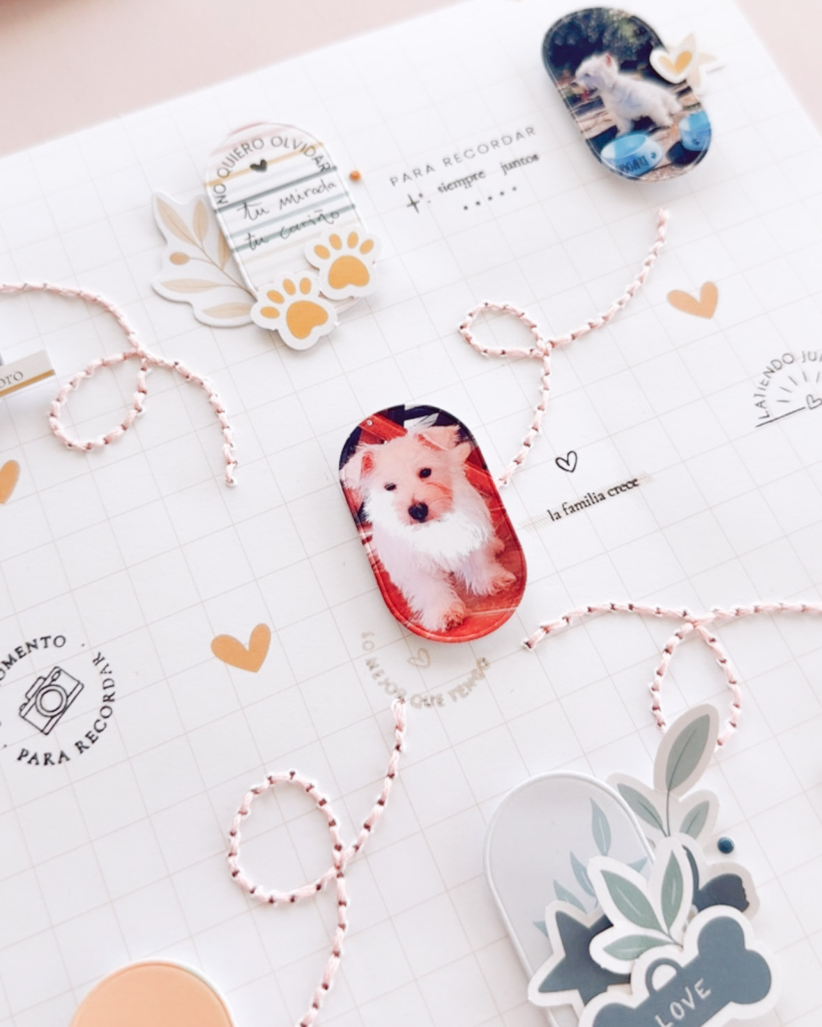 Detalle de un layout de scrapbooking con sellos, puffies y fotografías troqueladas en forma ovalada para contar una historia personal.