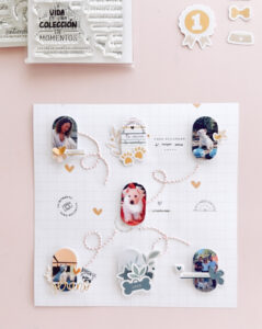 Detalle de las decoraciones de un layout de scrapbooking con sellos acrílicos, troquel Mi Diario y papeles de la colección Maitia.